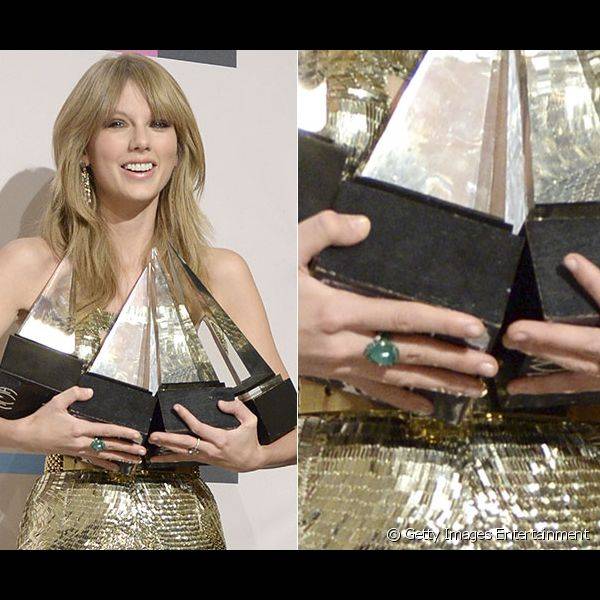 A grande vencedora da noite Taylor Swift investiu no nude para equilibrar o vestido prata chamativo